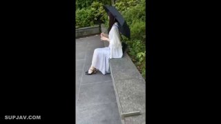 业余少女穿着白色内衣用手指刺激她紧绷的阴道